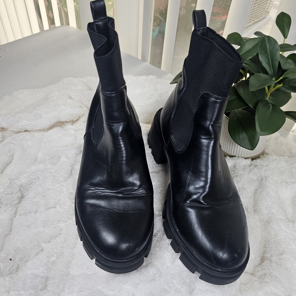 ASOS DESIGN Wide Fit Adjust chunky chelsea‎ boots in black - Picture 3 of 13
